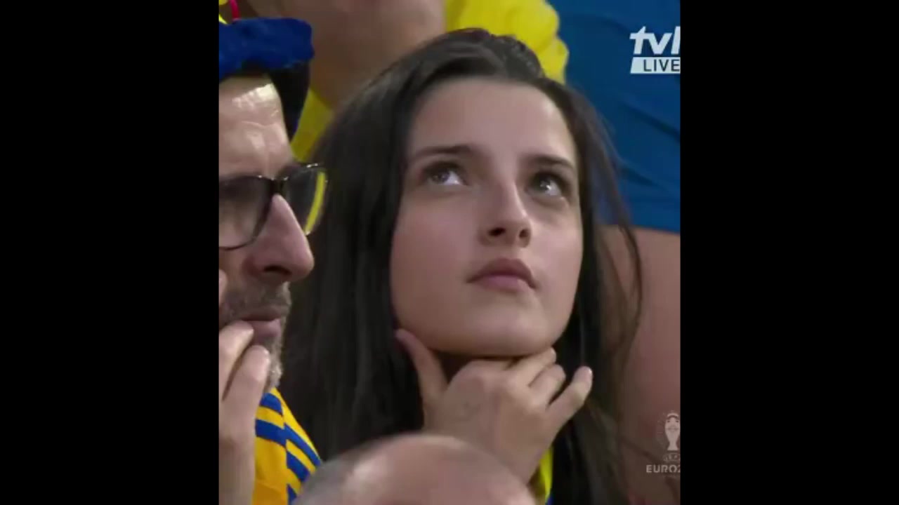 又丢一球！看台一位忧郁的罗马尼亚女球迷