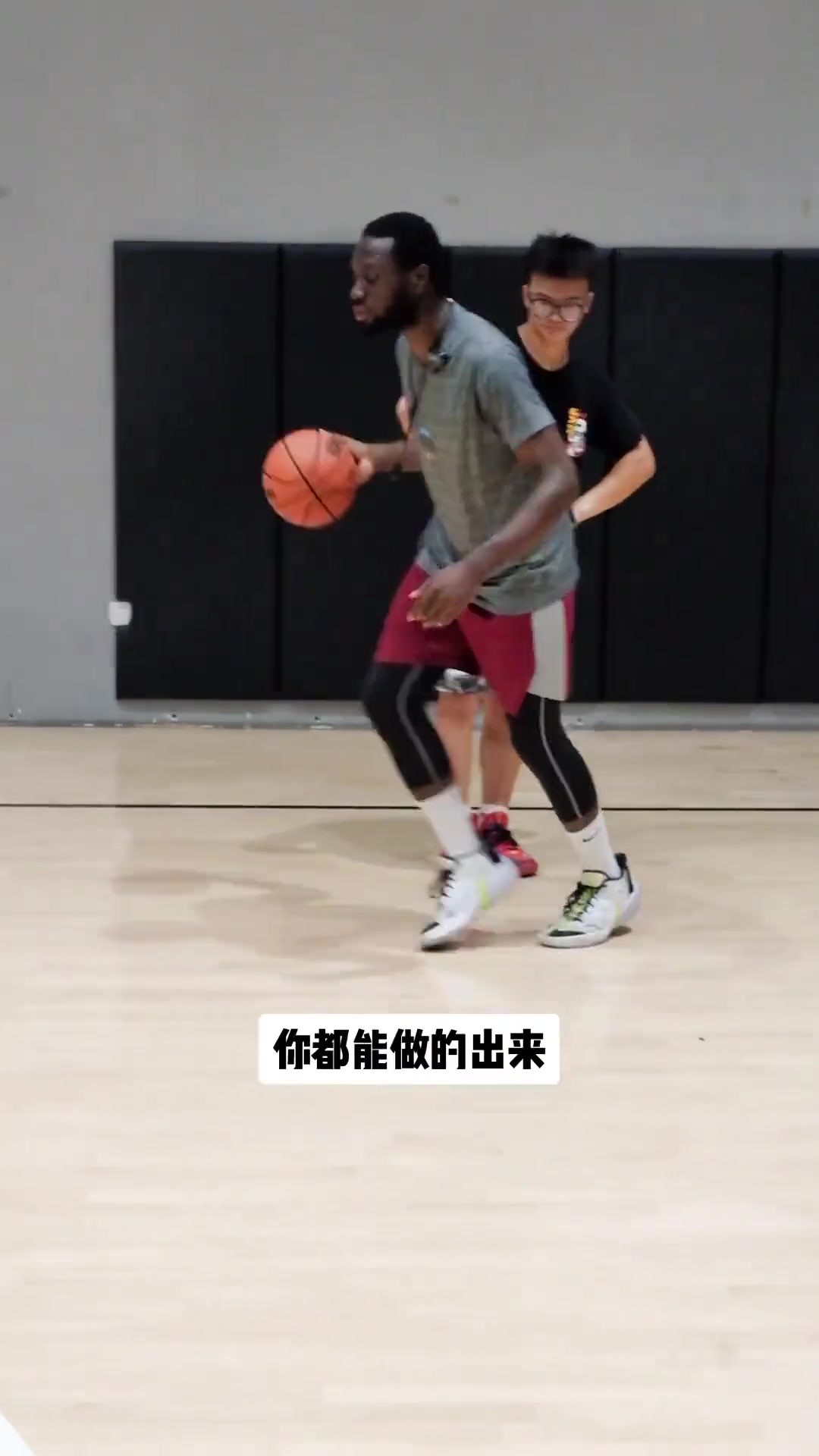 这位老黑篮球训练师的中文水平如何？