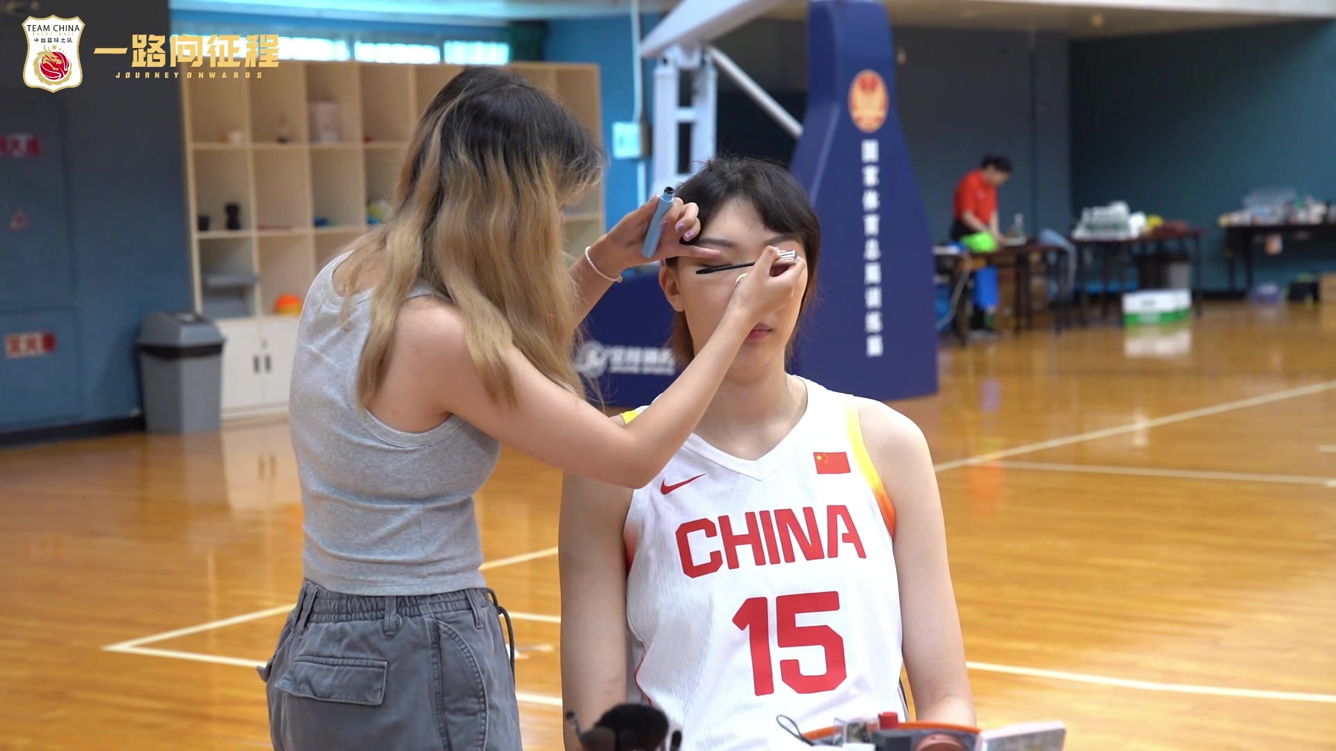 中国女篮奥运定妆照拍摄花絮 各个活力十足拍摄现场轻松愉快